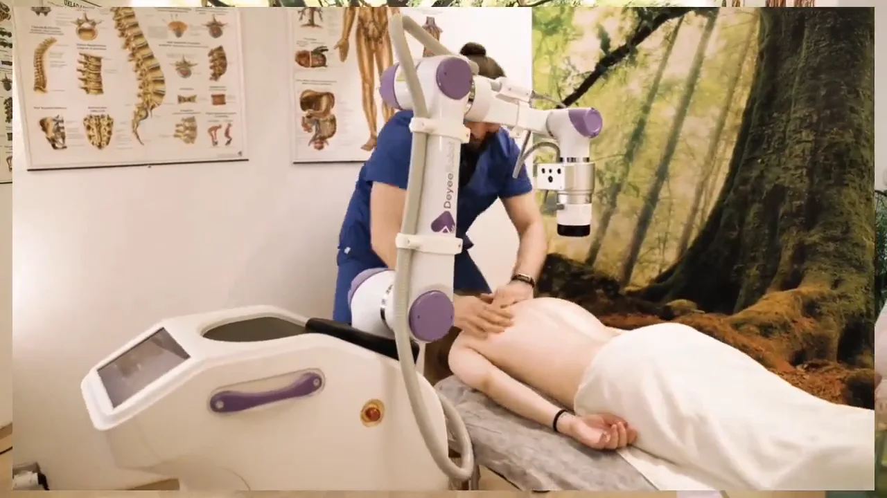 Maciej performing a treatment with the Deyee robot at Studio Biomasażu in Mława